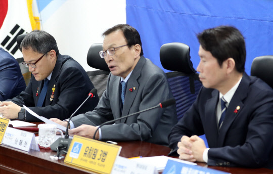 더불어민주당 이해찬 대표(가운데)가 6일 오전 서울 여의도 국회에서 열린 확대간부회의에서 발언하고 있다.  <연합뉴스>